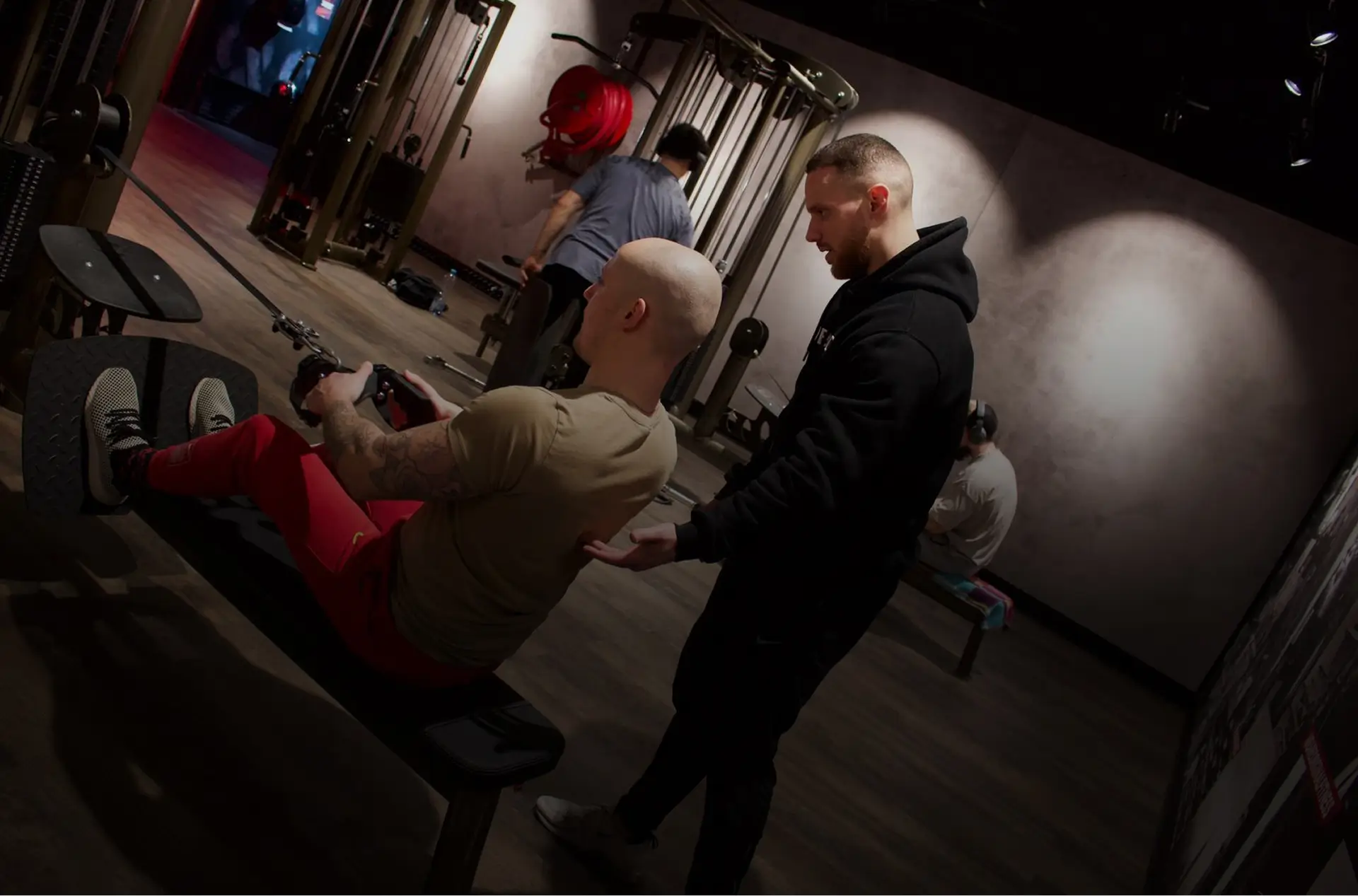 Antoine, coach sportif qui entraîne un adhérent